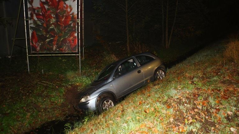 De auto belandde rond kwart over twaalf in de sloot langs de N65 bij Haaren (foto: Bart Meesters).