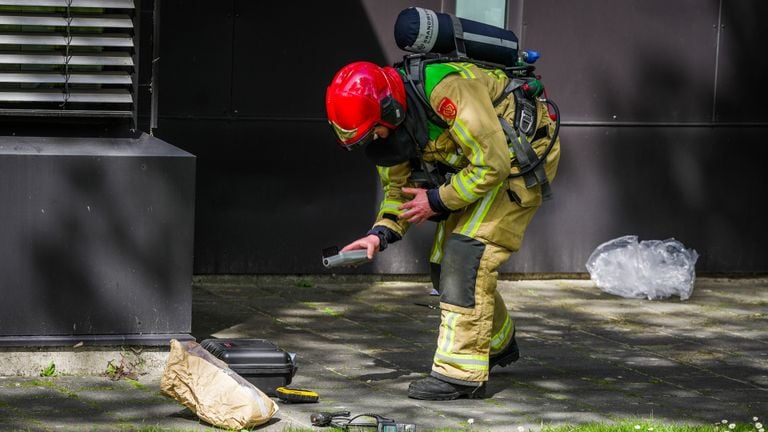 Een brandweerman onderzoekt het verdachte pakketje (foto: SQ Vision)