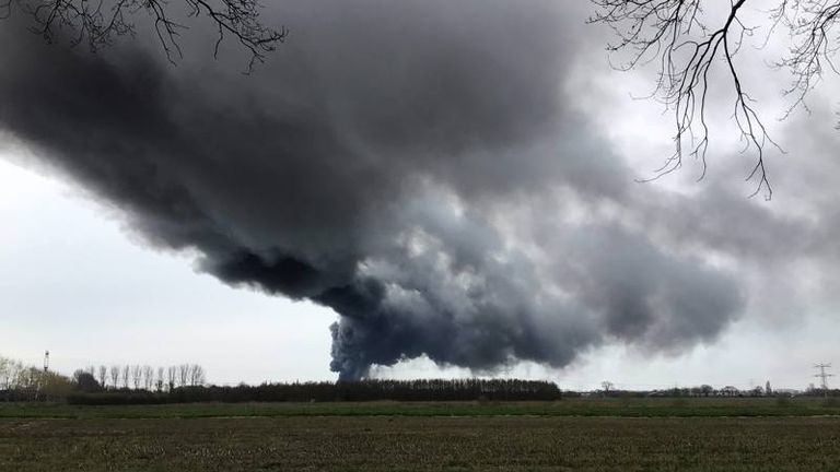 Gitzwarte rookwolken boven Etten-Leur (foto: Veiligheidsregio).