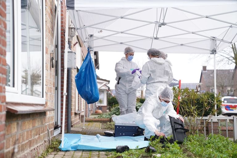 De Forensische Opsporing aan het werk bij de woning (Foto: SQ Vision/Bart Meesters).