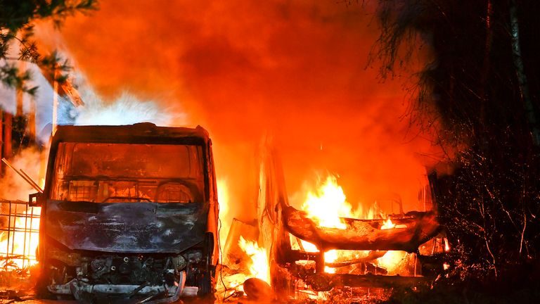 De brandende busjes (foto: Rico Vogels/SQ Vision Mediaprodukties).