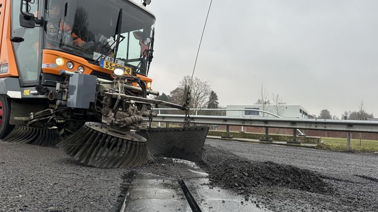 Op de A59 wordt aan de weg gewerkt (Foto: Alain Heeren)