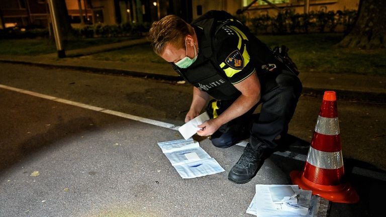 Politieonderzoek op de Lage Witsiebaan in Tilburg (foto: Toby de Kort/SQ Vision).