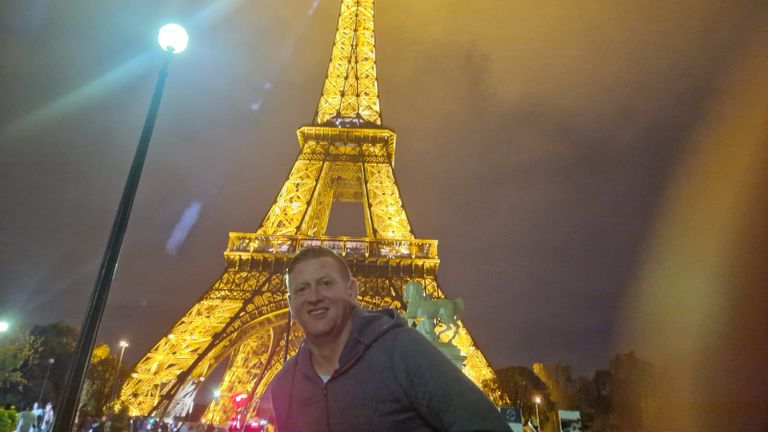 Remco Goossens maandagavond bij de Eiffeltoren (foto: Remco Goossens). 