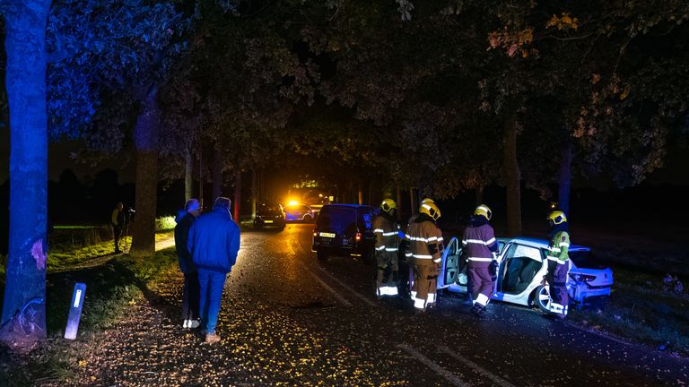 De Heusdenseweg was bezaaid met eikels, wellicht speelden die een rol bij het ongeluk (foto: Iwan van Dun/SQ Vision).