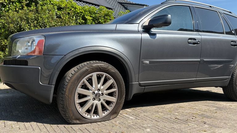 Volgens de buurtbewoners zijn er zeker tien auto's met een lege band (foto: Imke van de Laar).