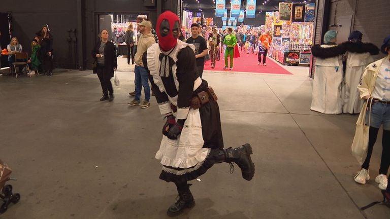 Deadpool in een lieflijke 'maiden dress' (beeld: Omroep Brabant).