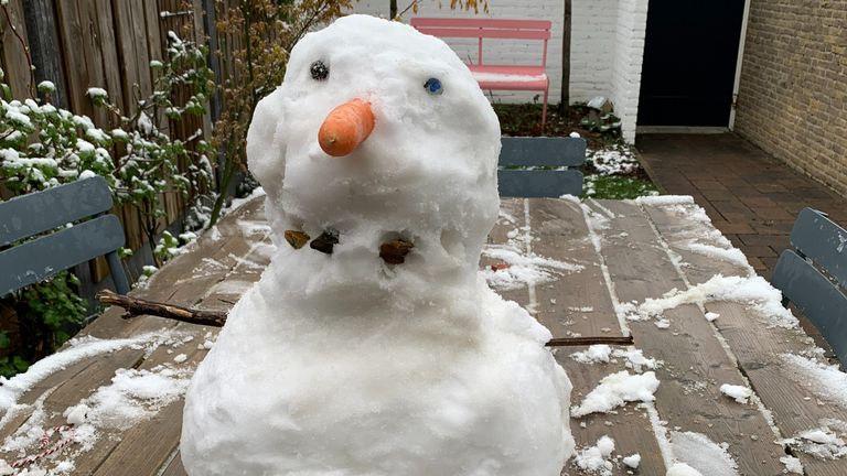 Ondanks de weinige sneeuw verrees in Den Bosch een sneeuwpop(je) (foto: Rogier Albers).