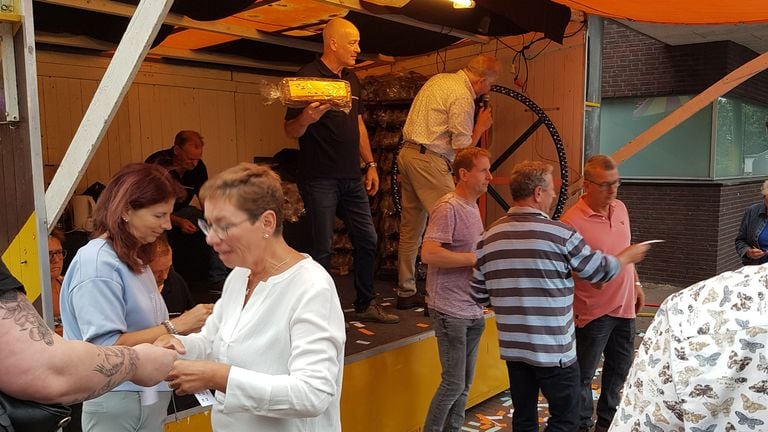 In Udenhout is het traditie om tijdens de kermis een lot te kopen, de winnaar krijgt een kermiskoek (foto: Erfgoedcentrum ‘ t Schoor Udenhout). 