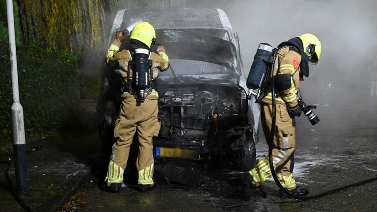 De brandweer bluste de bestelbus in Breda (foto: Perry Roovers/SQ Vision).