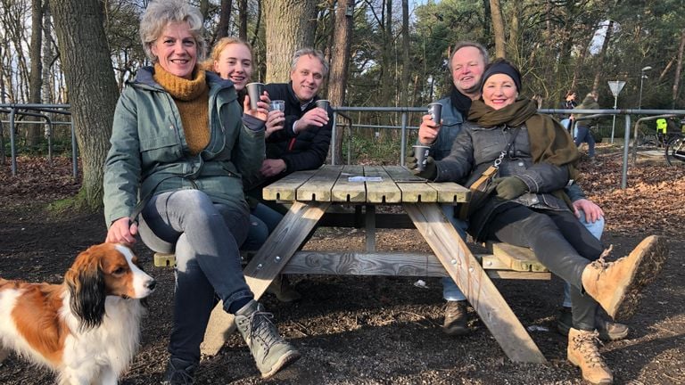 Dit vijftal kwam uit Ravenstein om te wandelen bij de Loonse en Drunense duinen (foto: Tonnie Vossen)