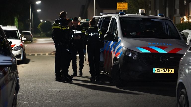 Agenten in overleg in Roosendaal (foto: Jeroen Stuve/SQ Vision).