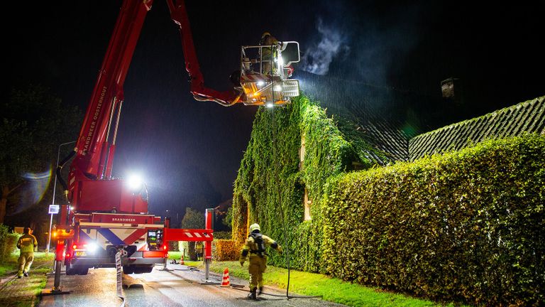 Door de snelle actie van de brandweer werd erger voorkomen in Den Hout (foto: Mathijs Bertens/SQ Vision).