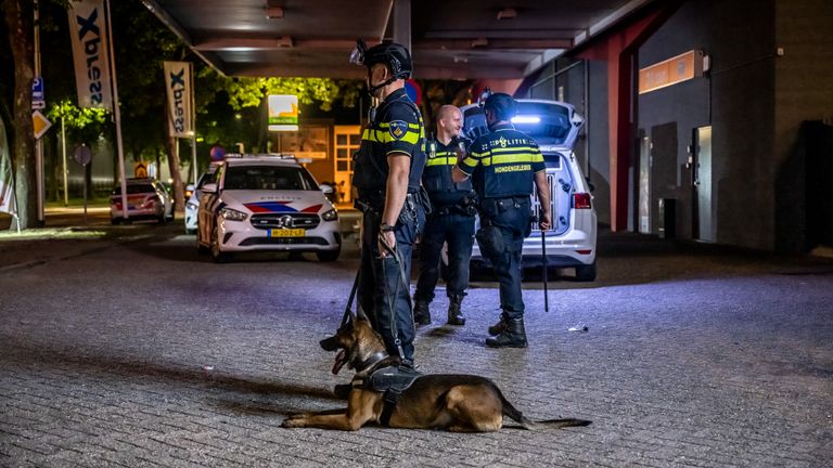 De politie zette onder meer een politiehond in om de rust aan de Zevenheuvelenweg in Tilburg te herstellen (foto: SQ Vision).