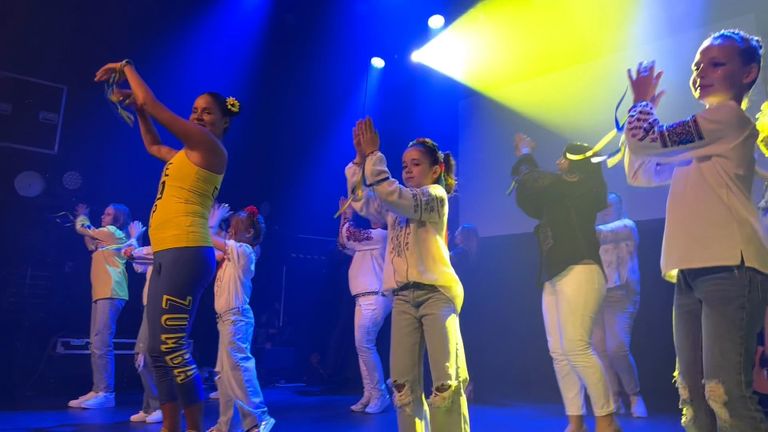 Sonia danst met kinderen op de viering van Oekraïense onafhankelijkheidsdag (foto: Tom van den Oetelaar).