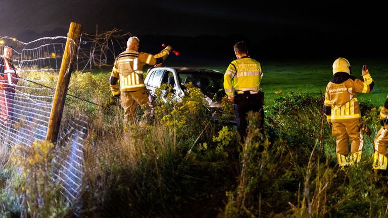 Hulpverleners bij een van de gecrashte auto's in Molenschot (foto: Mathijs Bertens/SQ Vision).