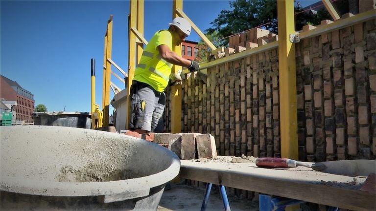 De kademuren van de Nieuwe Mark in Breda worden opgemetseld. (foto: Raoul Cartens)  