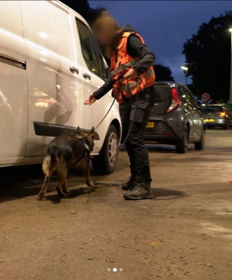 Bij de controle in Dongen werden onder meer speurhonden ingezet (foto: Instagram politie Langstraat).