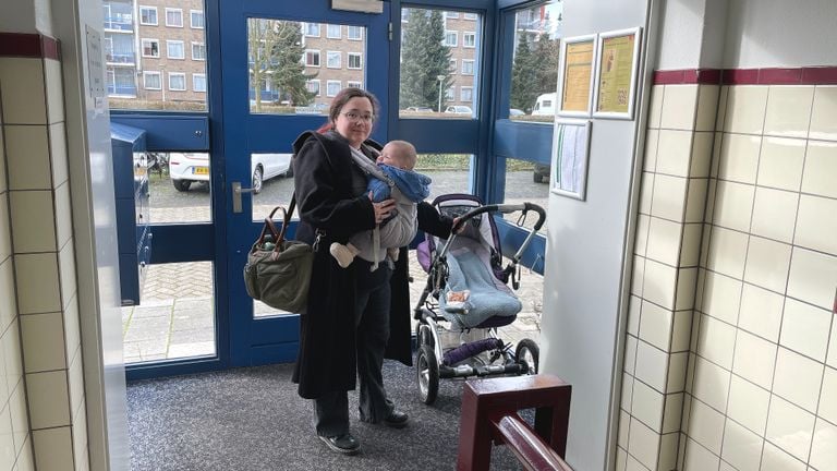 Stefanie kan haar zoontje en de wagen niet tegelijk meenemen op de trap (foto: Rogier van Son).