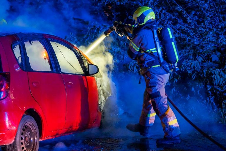 De brandweer bluste de auto's aan De Ruivert in Oss (foto: Gabor Heeres/SQ Vision).