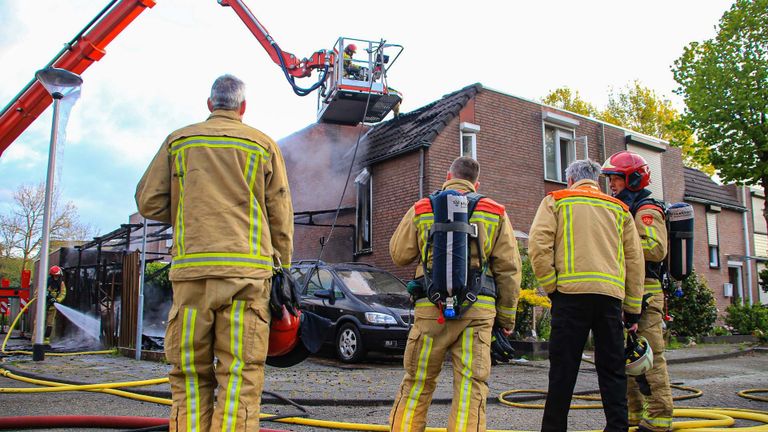 De brandweer bij het huis aan het Peelhof in Helmond (foto: Harrie Grijseels/SQ Vision).