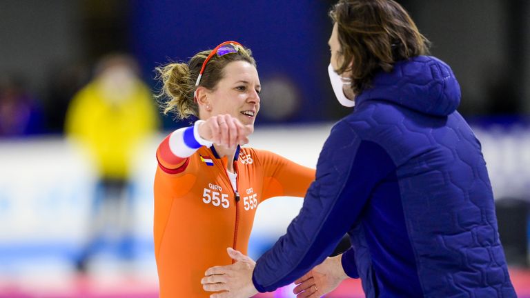 Ireen Wüst met coach Gerard van Velde na afloop van haar laatste rit (foto: ANP/Olaf Kraak)