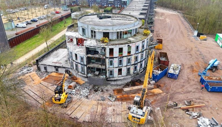 Het sloopbedrijf probeert voorzichtig af te breken om de laatste spullen van bewoners te redden (foto: Bart Meesters/SQ Vision).