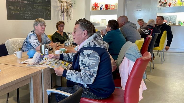 De buurthuiskamer in Bergen op Zoom wordt druk bezocht (foto: Erik Peeters)