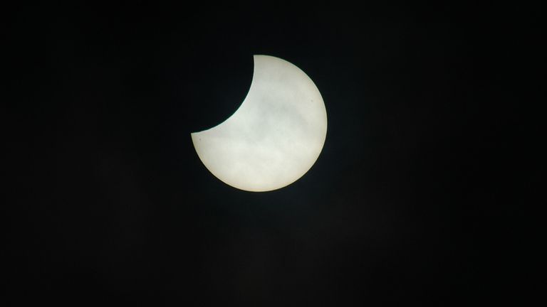 Gedeeltelijke zonsverduistering boven Breda (foto: Letitia de Kruif).