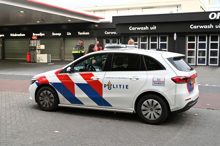 De politie doet onderzoek bij het tankstation aan Zwijnsbergenstraat in Breda (foto: Perry Roovers/SQ Vision).