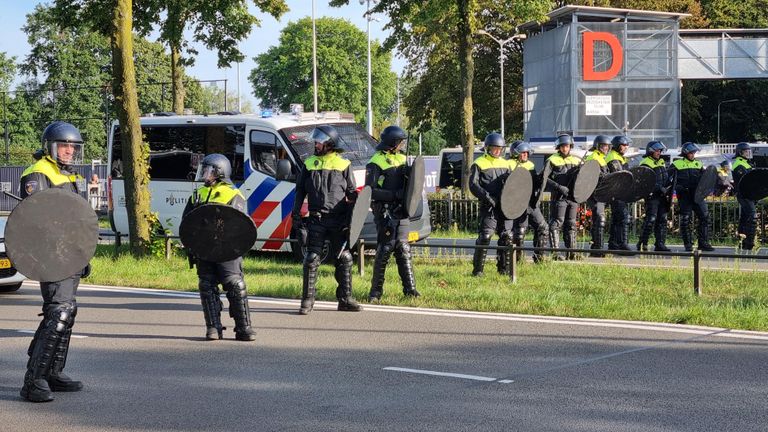 De Mobiele Eenheid voor het stadion van Willem II.