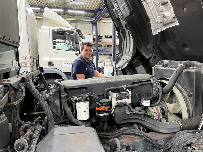 Monteur Dennis aan het werk bij een van de trucks (foto: Rogier van Son).