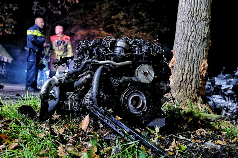 Het motorblok schoot uit de auto (foto: Toby de Kort/SQ Vision).