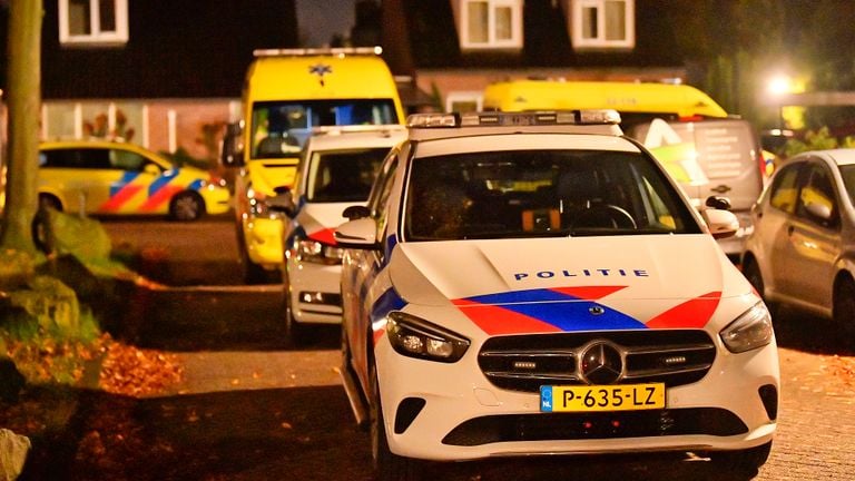 Diverse hulpdiensten werden opgeroepen na de melding van het schot in het huis in Valkenswaard (foto: Rico Vogels/SQ Vision).