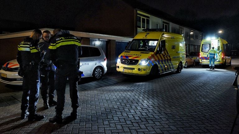 De vader en de kinderen werden voor controle met ambulances naar een ziekenhuis gebracht (foto: Toby de Kort/SQ Vision).