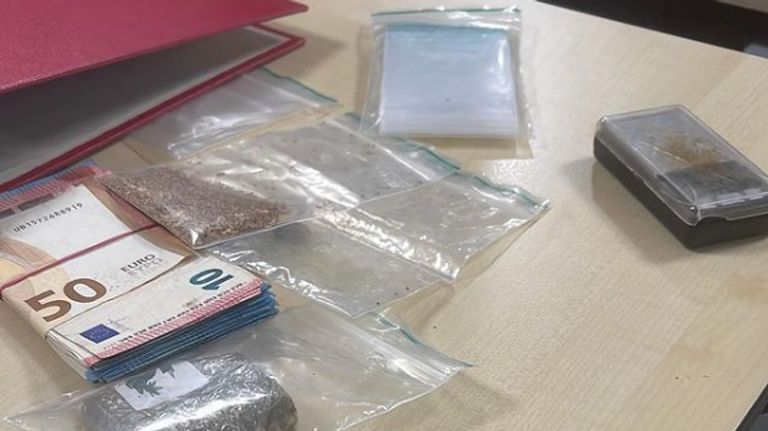 Het geld en drugs die bij een controle door de politie Best-Oirschot in beslag werden genomen (foto: politie).