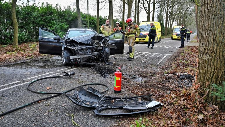 Vrouw zwaargewond na botsing tegen boom (foto: Toby de Kort/SQ Vision).