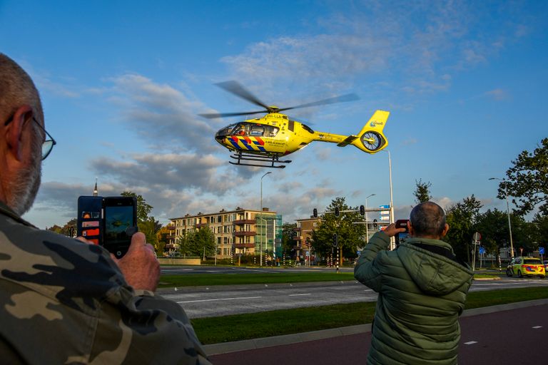 De komst van de traumaheli trok veel bekijks (foto: SQ Vision).