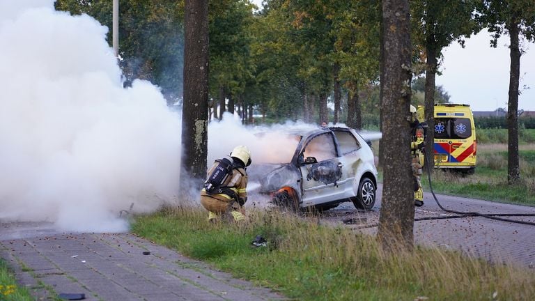 Het blussen ging gepaard met veel rook (foto: Jeroen Stuve/SQ Vision Mediaprodukties).