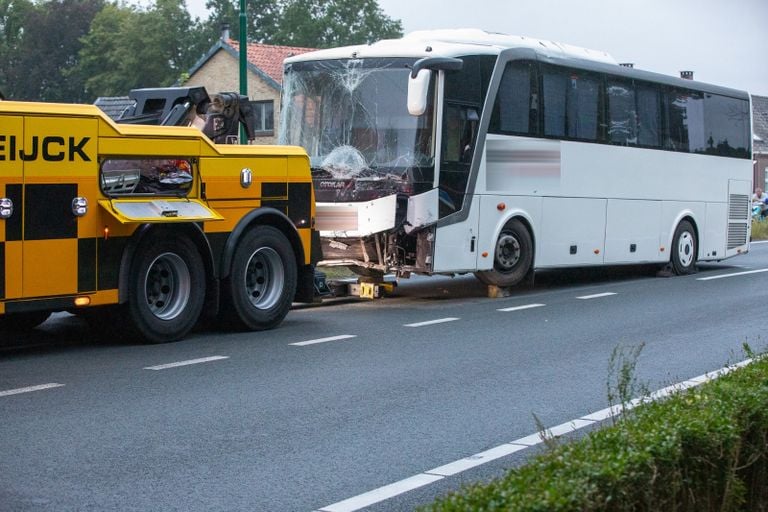 De bus wordt zaterdagochtend weggehaald (foto: Rob van Kaathoven).