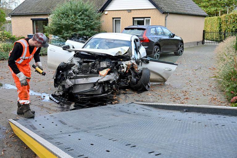 De auto kwam op een oprit van een huis in Heerle tot stilstand (foto: Tom van der Put/SQ Vision).