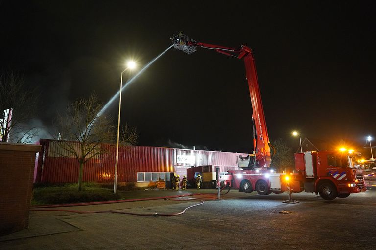 Ook aan de achterzijde wordt vanuit een hoogwerker geblust (Foto: Jeroen Stuve / SQ Vision).