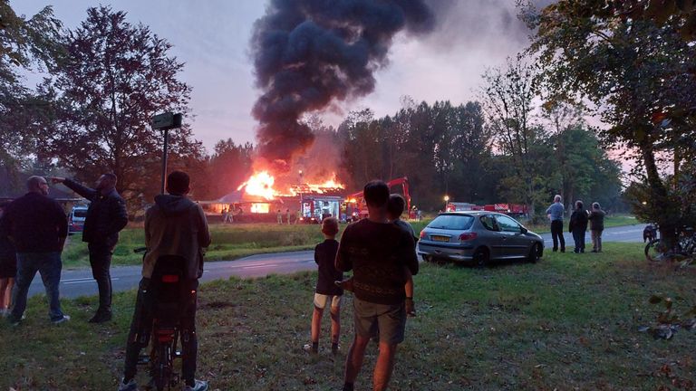 De brand trok veel bekijks (foto: Tom Berkers).