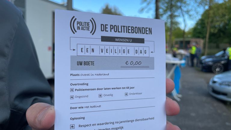 Politie voert actie voor een betere pensioenregeling (foto: René van Hoof).