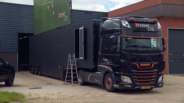 Het grootste LED-display past alleen op een vrachtwagen (foto: Omroep Brabant).