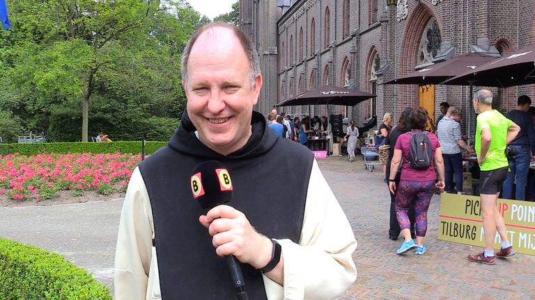 Broeder Bernardus is blij dat alle kaas is verkocht.