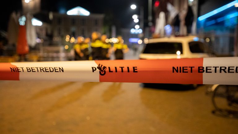 Agenten zetten een deel van de Markt in Roosendaal na de steekpartij af met lint (foto: Christian Traets/SQ Vision).