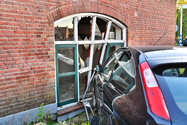 De schade aan de boerderij in Bergeijk is groot (foto: Rico Vogels/SQ Vision).