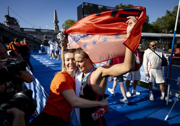 Sharon van Rouwendaal na het behalen van goud bij het openwaterzwemmen in de Seine (foto: ANP 2024/Robin van Lonkhuijsen).