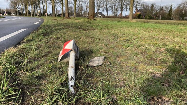 Dit paaltje werd uit de grond gereden (foto: René van Hoof).